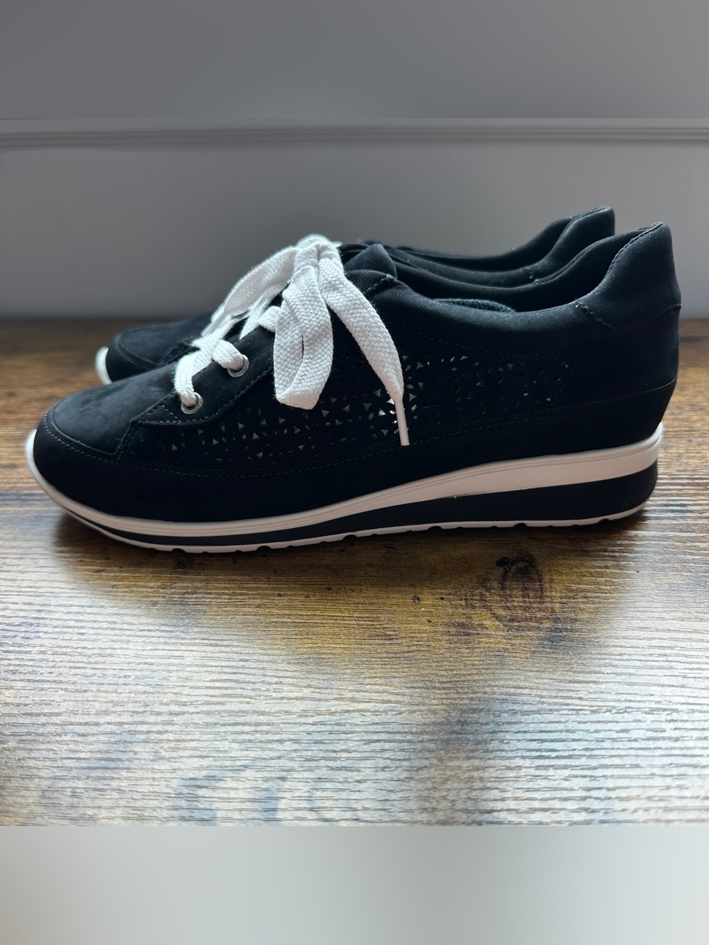 Walking Cradles Sneakers 8.5  Black Perforated Destin Leather Comfort Orthotic